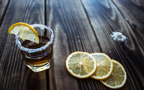 Alkoholu zastřelil nápoj s citrónem a solí — Stock fotografie