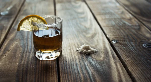 Alcohol schot drankje met citroen en zout — Stockfoto