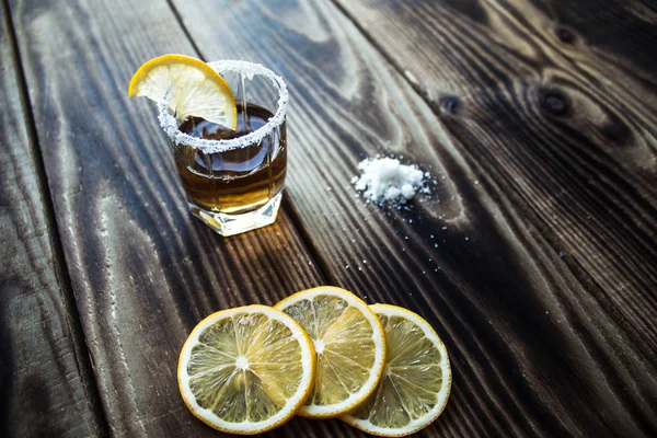 알코올 음료 레몬과 소금으로 총 — 스톡 사진