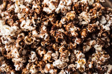 Çikolata patlamış mısır yığını