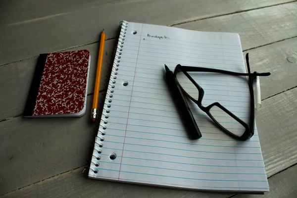 Ноутбук очки ручка карандаш бюджет — стоковое фото