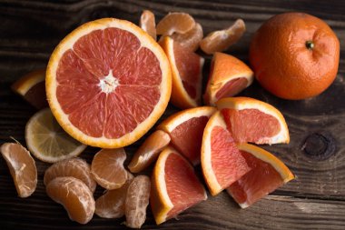 portakal mandarin ahşap üzerine kırmızı