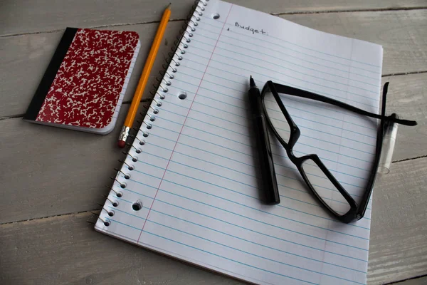 Ordinateur portable lunettes stylo crayon budget — Photo