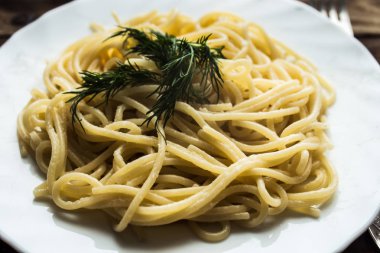 tabak spagetti ve dereotu ile