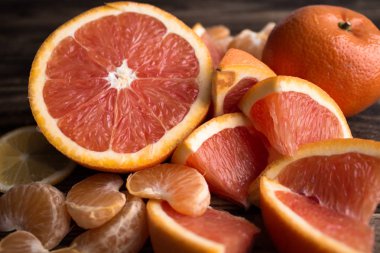 portakal mandarin ahşap üzerine kırmızı