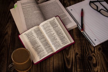 İncil çalışma yığın kitap not defteri gözlük