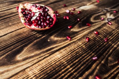 Garnet tahıl, el bombası ahşap arka plan