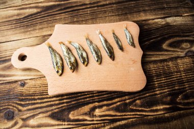 ahşap arka plan üzerinde hamsi füme