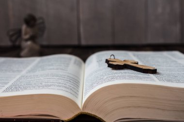 Christian çapraz İncil ve melek ahşap arka plan üzerinde