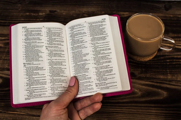 Biblia sobre tabla de madera — Foto de Stock