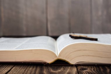 Hıristiyan haç ve bivle ahşap arka plan üzerinde