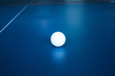 Tenis topu bir tenis tablo