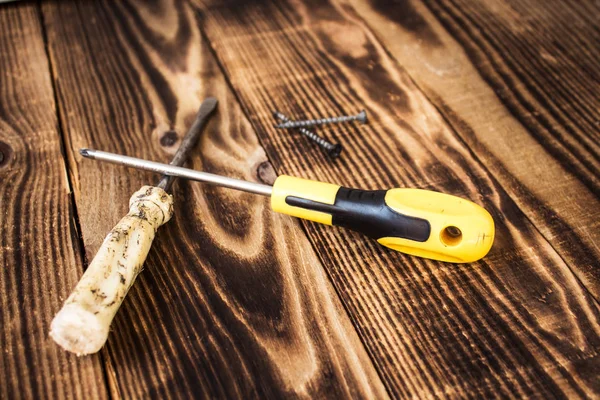 Destornilladores y tornillo sobre fondo de madera —  Fotos de Stock