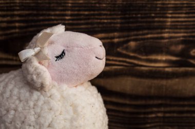 ahşap arka plan üzerinde beyaz lamd