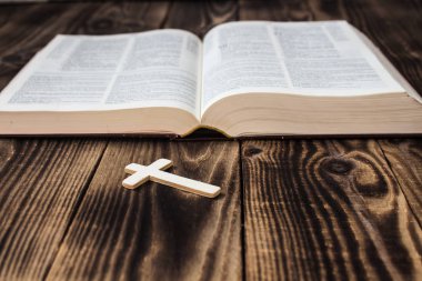 Hıristiyan haç ve bivle ahşap arka plan üzerinde