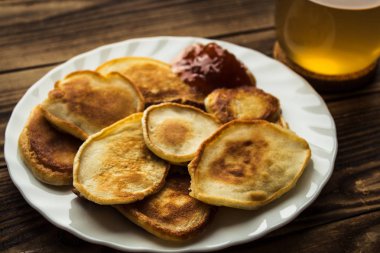 ev yapımı vegan pancackes reçel ve çay ile