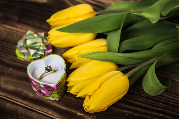 Żółte tulipany i pierścionek zaręczynowy — Zdjęcie stockowe