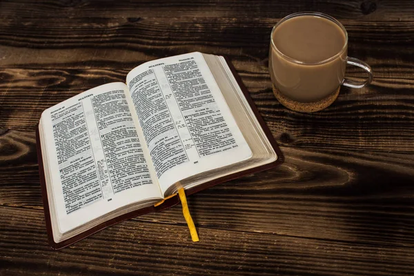 Bibbia e caffè con latte su fondo di legno — Foto Stock