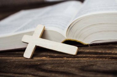 Hıristiyan haç ve bivle ahşap arka plan üzerinde