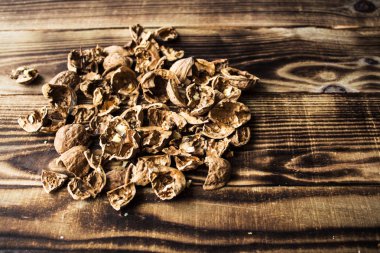 ahşap arka plan üzerinde ceviz kabuğu