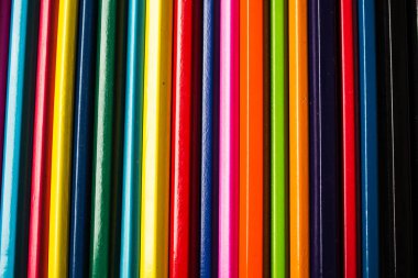 satır katlanmış renkli kalemler