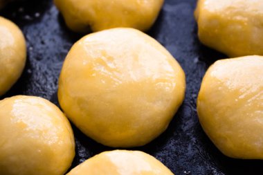 pişirme önce ham küçük çörekler