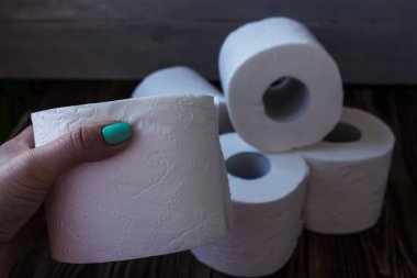 tuvalet kağıdı ve yardım çok