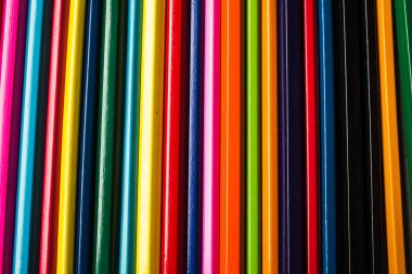 satır katlanmış renkli kalemler