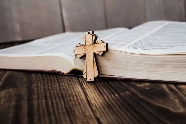 Cruz cristiana y bivle sobre fondo de madera —  Fotos de Stock