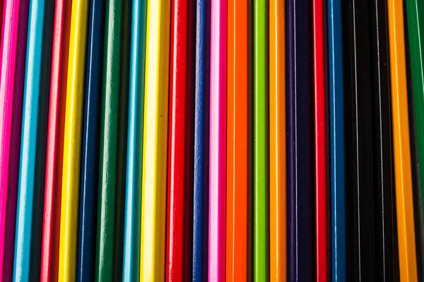 satır katlanmış renkli kalemler