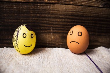 ahşap arka plan üzerinde renkli yumurta