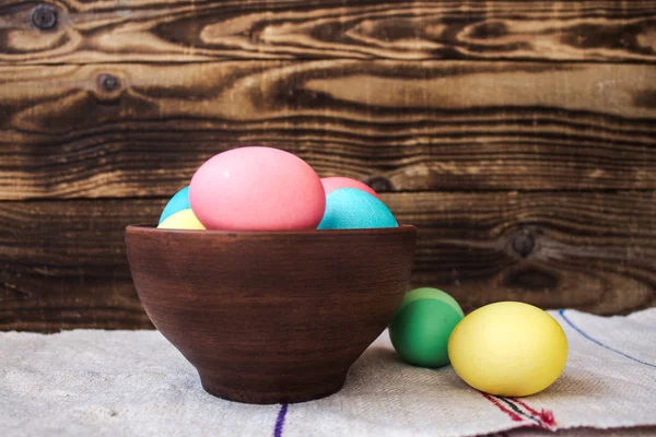 Uova di Pasqua in ciotola — Foto Stock