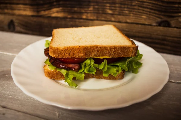 Blt sendwich with egg — Stock Photo, Image