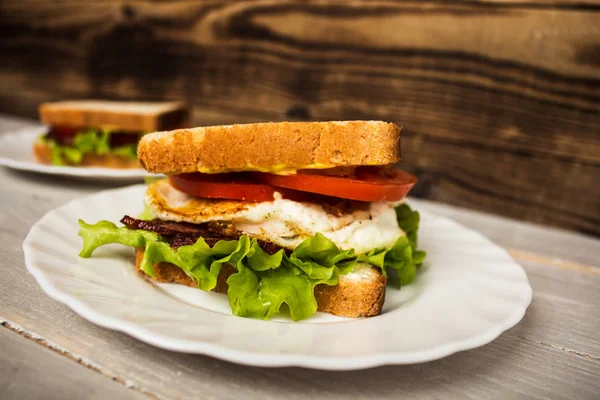 Blt sendwich with egg — Stock Photo, Image