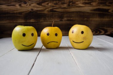 çizilmiş duygularla sarı elmalar