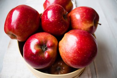 ahşap kase üzerinde kırmızı elma