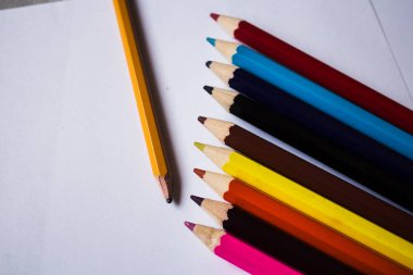 renkli kalemler ve kurşun kalem katlanmış