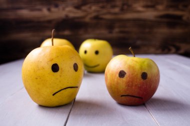 çizilmiş duygularla sarı elmalar