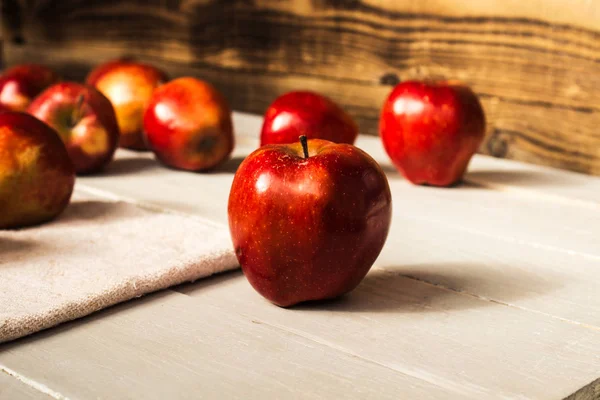 Pommes rouges sur fond en bois — Photo