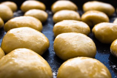 pişirme önce ham küçük çörekler