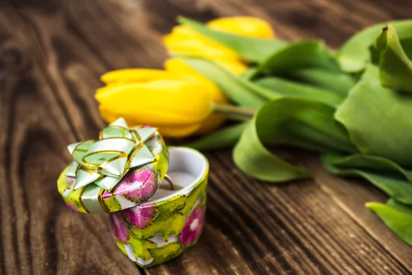 Tulipanes amarillos y anillo de compromiso — Foto de Stock