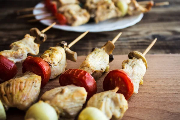 Frango shish kebab com tomate e churrasco de cogumelos — Fotografia de Stock