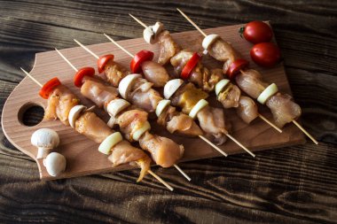 tavuk şiş ızgara domates ve mantar ile
