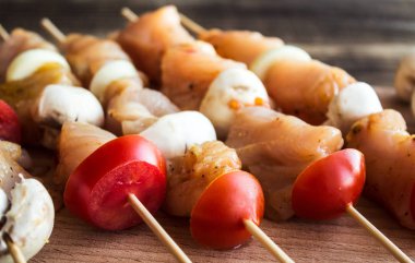 tavuk şiş ızgara domates ve mantar ile