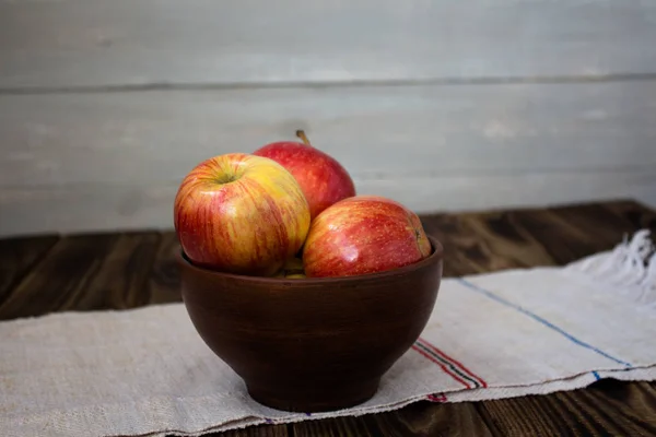 Manzanas en el tablero de madera — Foto de Stock