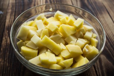 kesilerek taze patates ile kase