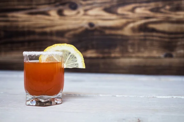 Tomaat alcohol schot drankje met citroen en zout — Stockfoto