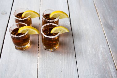 alkol içecekler limon ve tuz ile vurdu