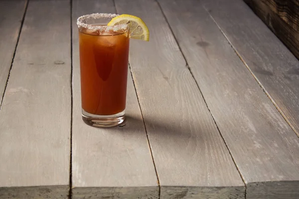 Suco de tomate com sal e limão — Fotografia de Stock