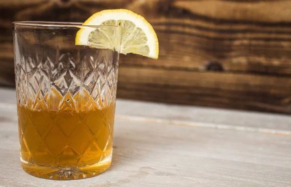 Bebida alcoólica com limão — Fotografia de Stock